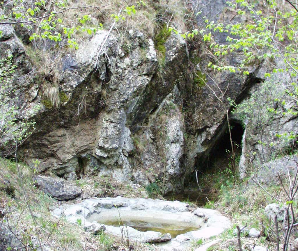 mali prirodni bazen između stijena